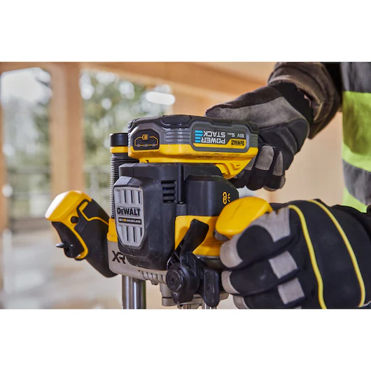 Mașină de frezat cu acumulator DEWALT DCW620NT-XJ